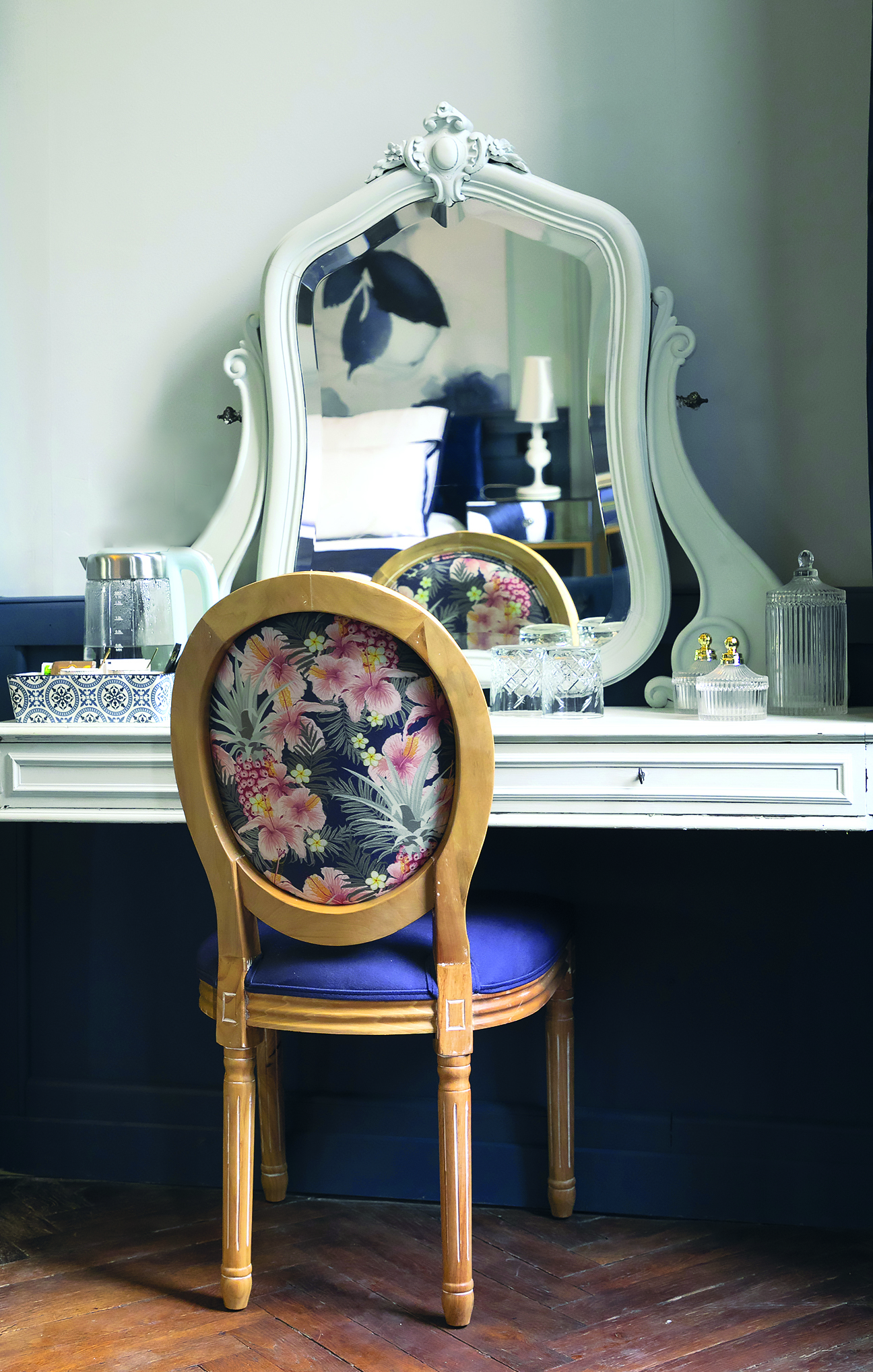 Console coiffeuse et fauteuil Louis XIV dans une chambre romantique de château